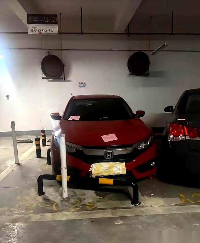车库里转了三圈，好不容易瞥见前头空着两块地儿。一脚油门踩过去，看清眼前的景象，寻