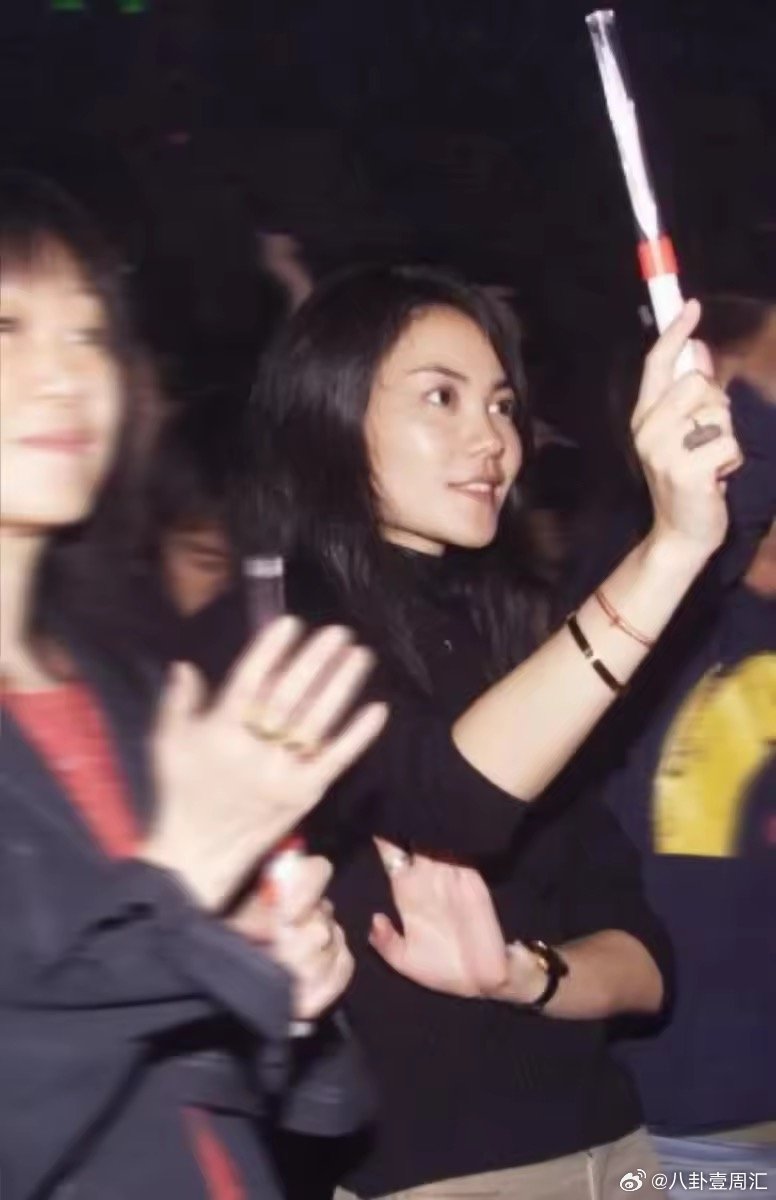 谢霆锋叫王菲才理人这波下意识的温柔，真的嗑晕了！