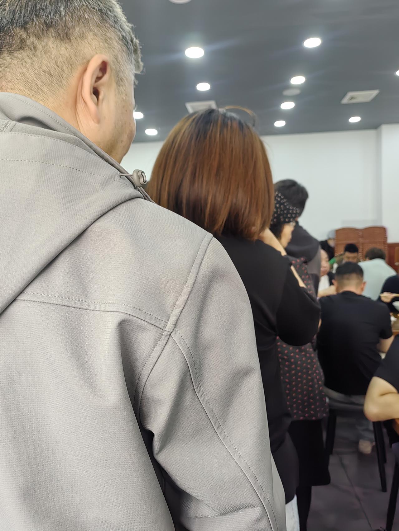 想吃天津市打卤面。下课来到西湖路面馆。天啊，我前面排了六十人不止啊。