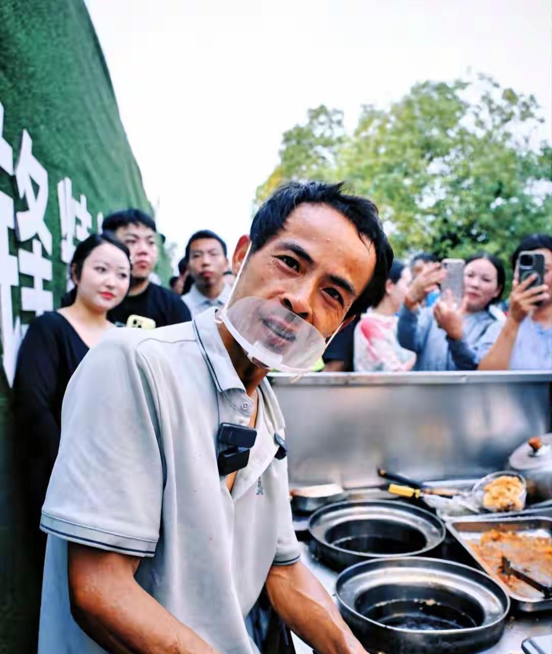 鸡排哥红得快，凉得更快。不是他不拼，是平台早把他当流水线上的鸡排——炸完一锅，