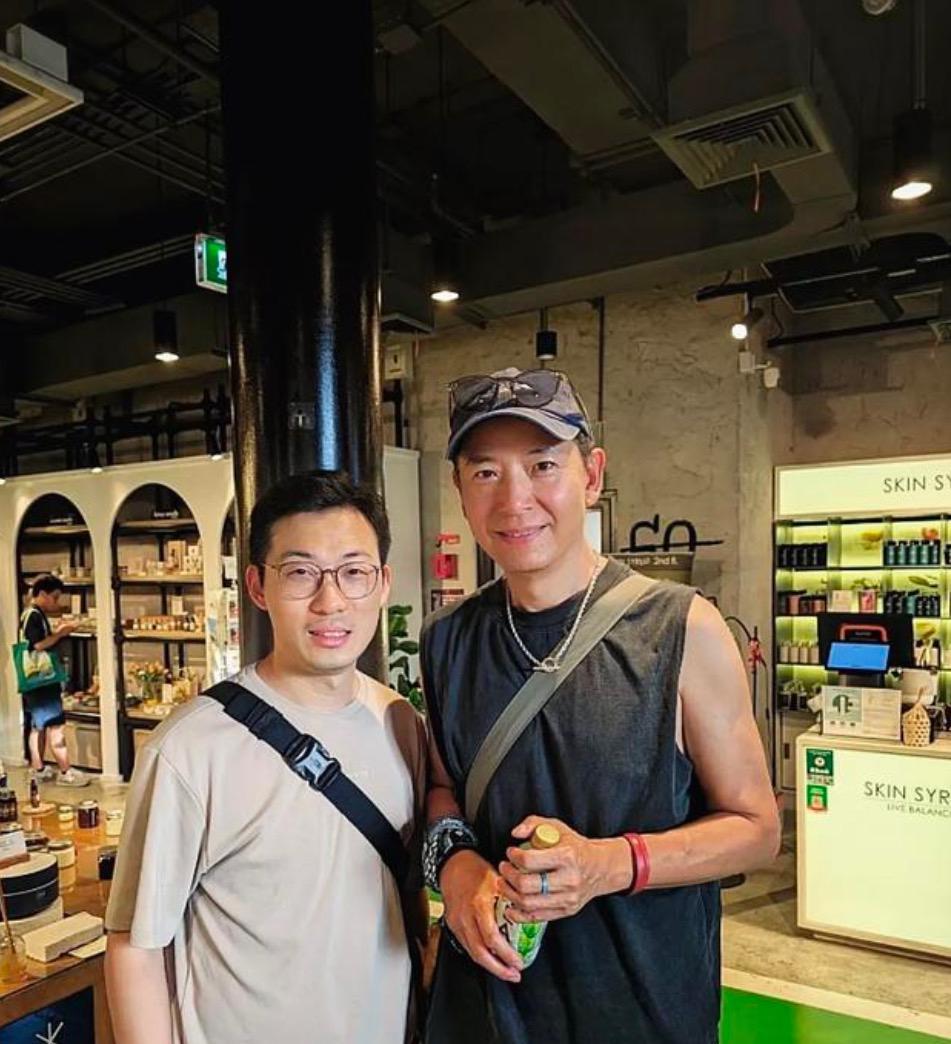 54岁戴军在清迈逛街，打扮休闲，脸部岁月痕迹少，定居泰国变化大。