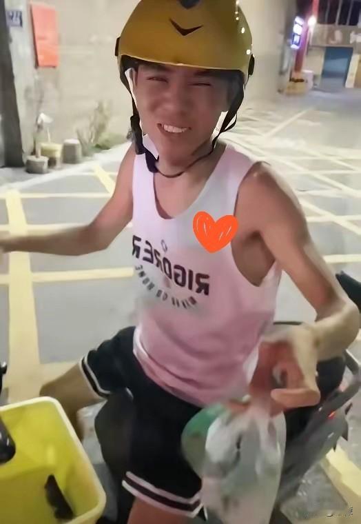 有位高中女老师，中午有点懒，不想做饭，就点了个外卖。等外卖送到的时候，她看