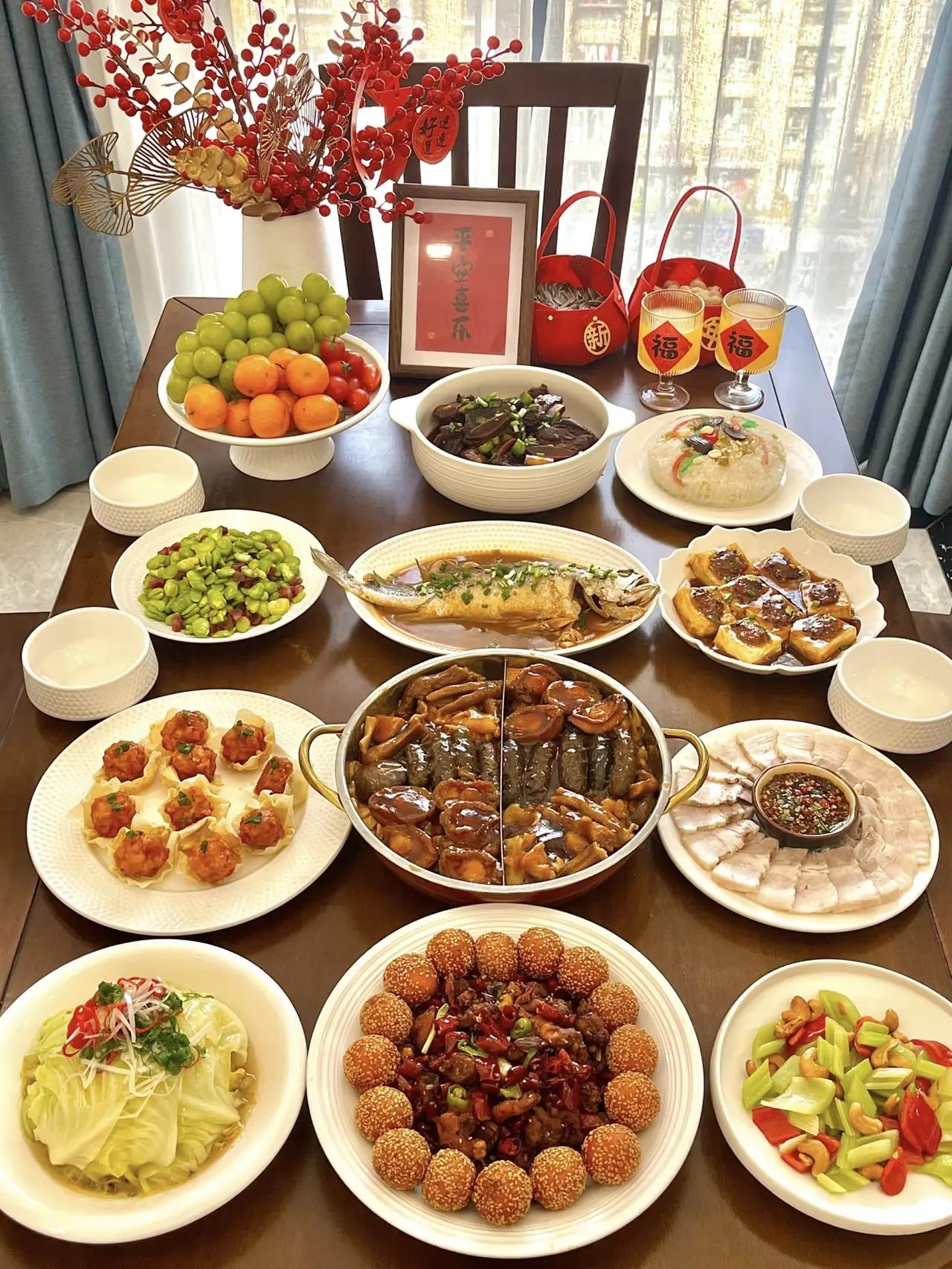 丰盛菜肴招待客人。