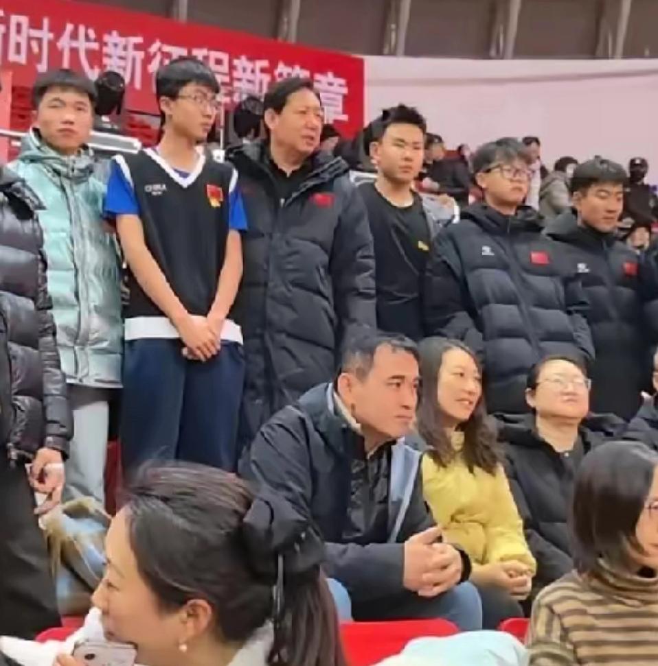 天津女排王宝泉指导惊喜亮相铁人杯比赛现场！昨天晚上七点开打的铁人杯三强对抗赛