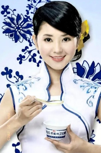 方琼，本名曹静霞，1974年1月4日出生于河北石家庄。她主持生涯起步于河北台《