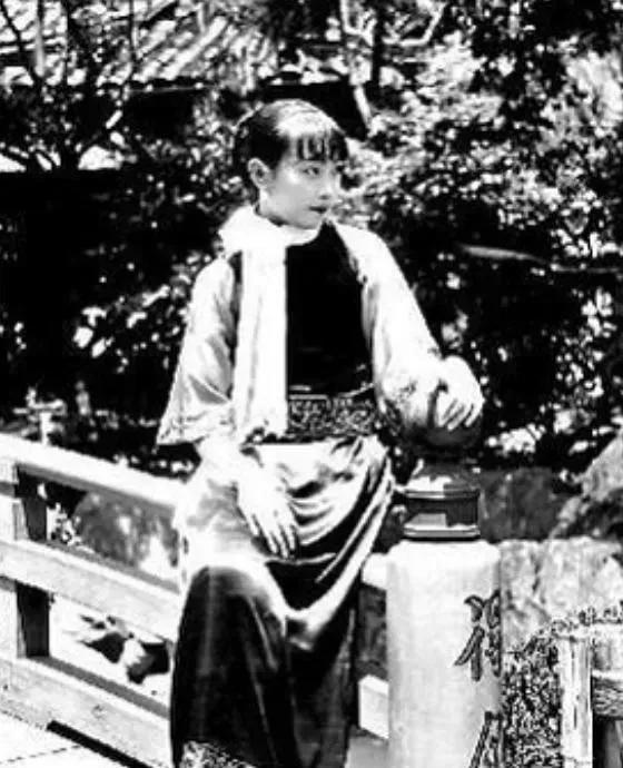 1940年深夜，民国大美女郑苹如，被秘密押到小树林执行枪决。特务垂涎她的美色，犹