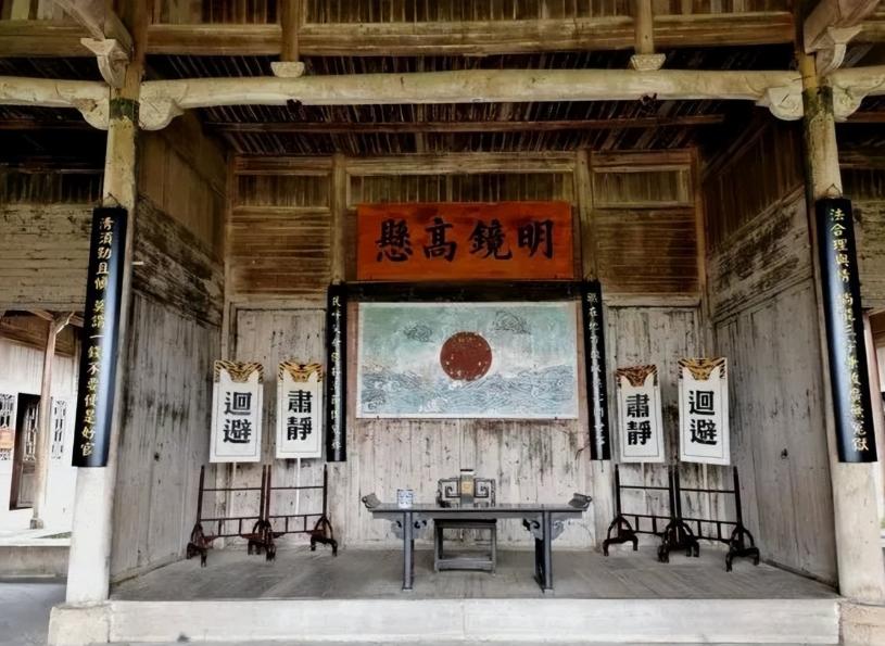 康熙己丑年，山东蓬莱一条逼仄小巷里，一男子从小屋中冲出，一斧劈开仇人天灵盖。随