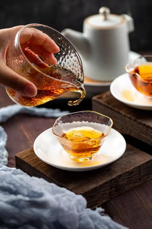 喝茶一定要记住：红茶属火养心，绿茶属木养肝，白茶属金养肺，黑茶属水养肾，
