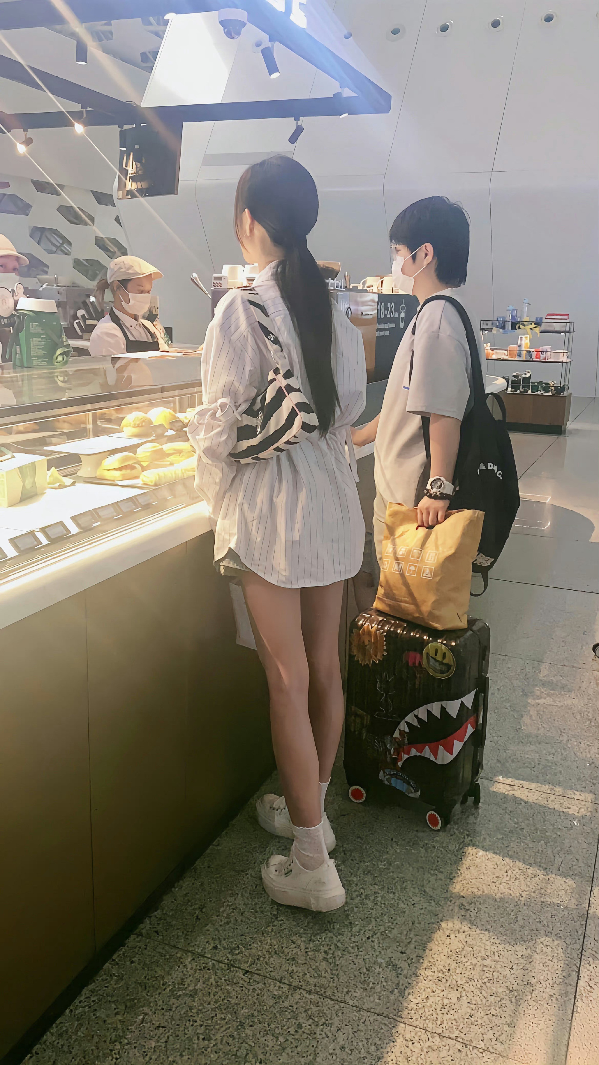 网友面包店里遇到的女明星，这身材颜值很不错了