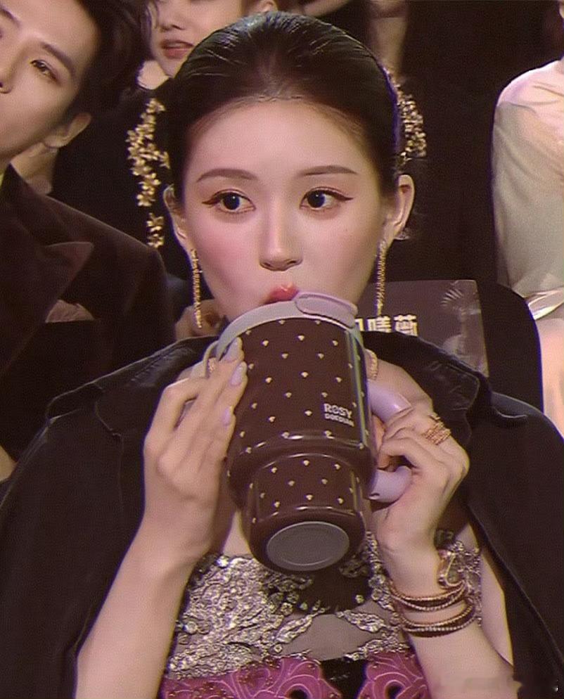 还真挺像发饰的没想到是错位图