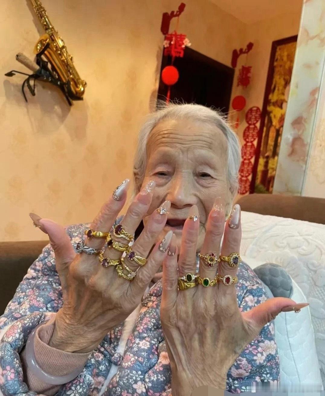 92岁奶奶审美在线啊！真好看啊，手指纤细，虽然岁月留下了痕迹，还是挡不住美