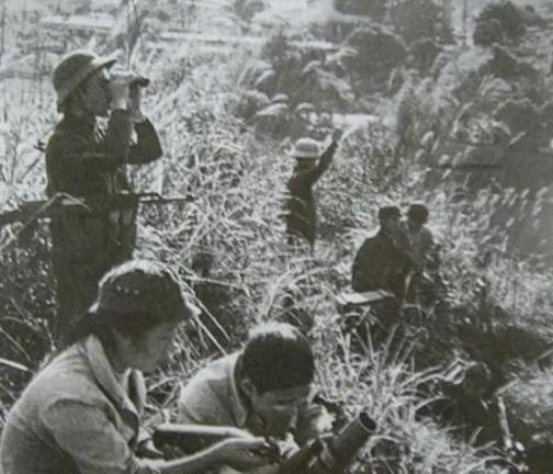 1986年老山前线，我军战士李谋仁，被3个越南特工用石块打晕，拖往越方，拖行不到