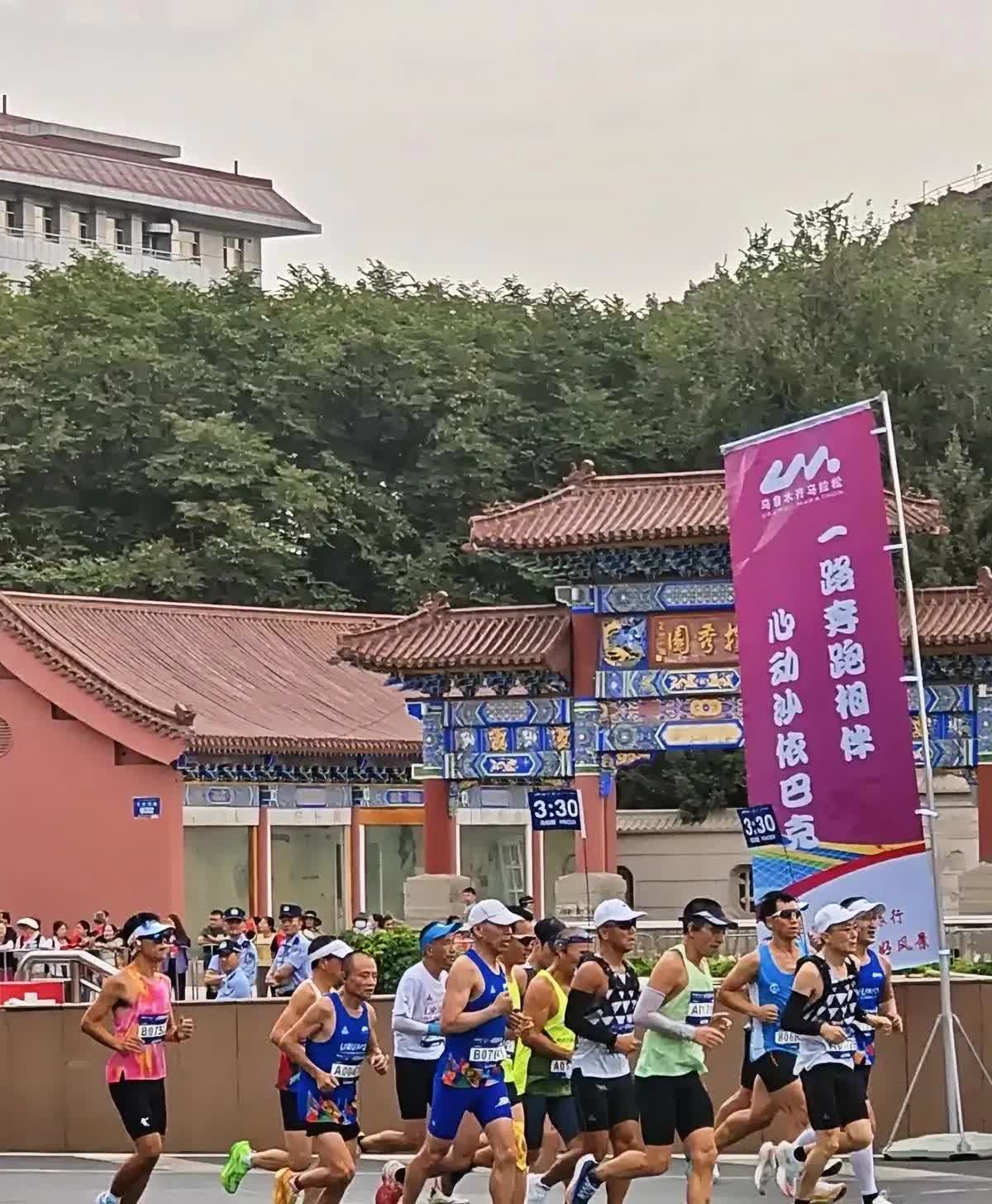 难怪这次乌鲁木齐马拉松没见几名外国选手。一大早跑出去看马拉松，还想着能看到一些国