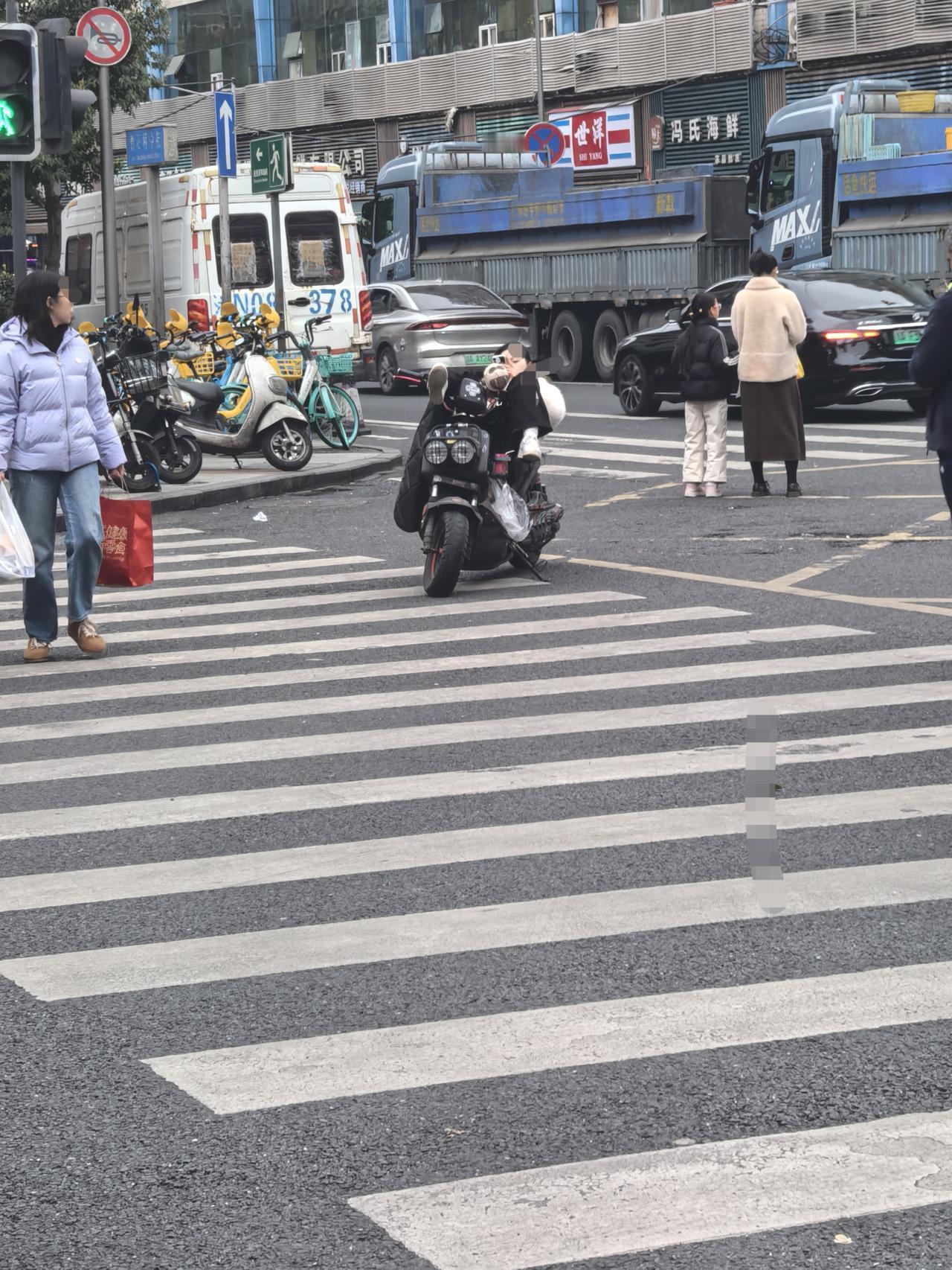 你说成都人神不神？——春节摄于成都闹市街头。
