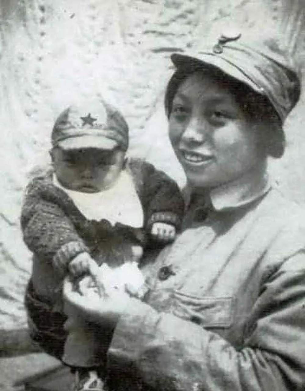 1943年，一股日军在河北省阜平县柏崖村大扫荡，一名女八路战士被敌人刺穿左乳，她