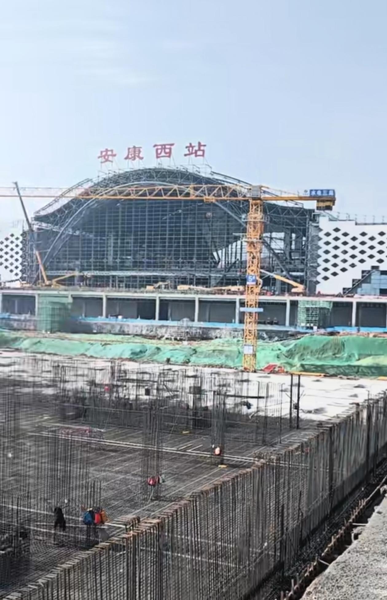 安康高铁站距离通车又进了一步，据了解，安康西站站房工程已建设完成95％，秦巴山脉