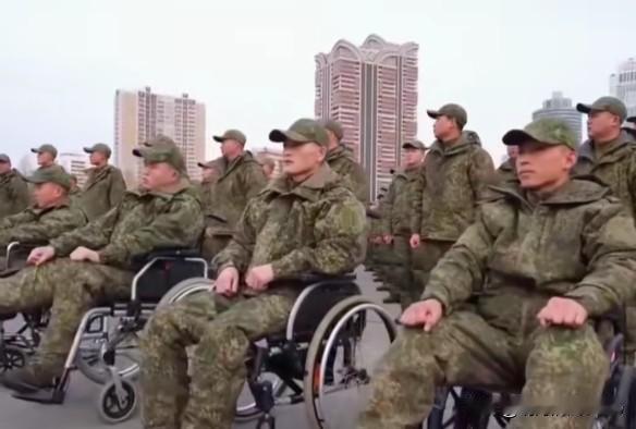 朝鲜作战士兵回国民众热烈欢迎英雄12月12日，朝鲜在平壤举行仪式，欢