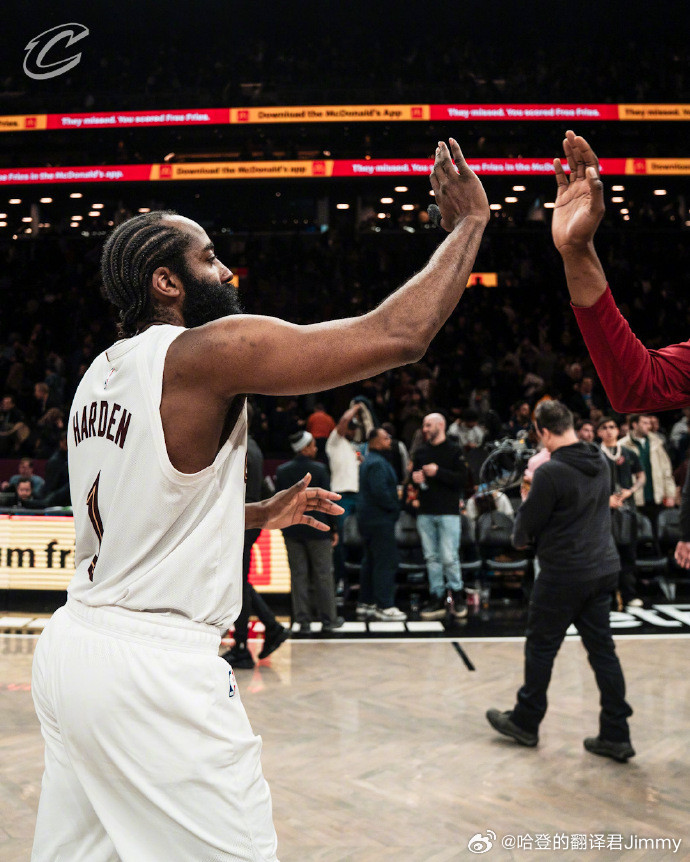 骑记谈登哥的复出之路：起初，哈登的拇指尖感到剧烈疼痛，并伴有肿胀和淤青。他当时甚