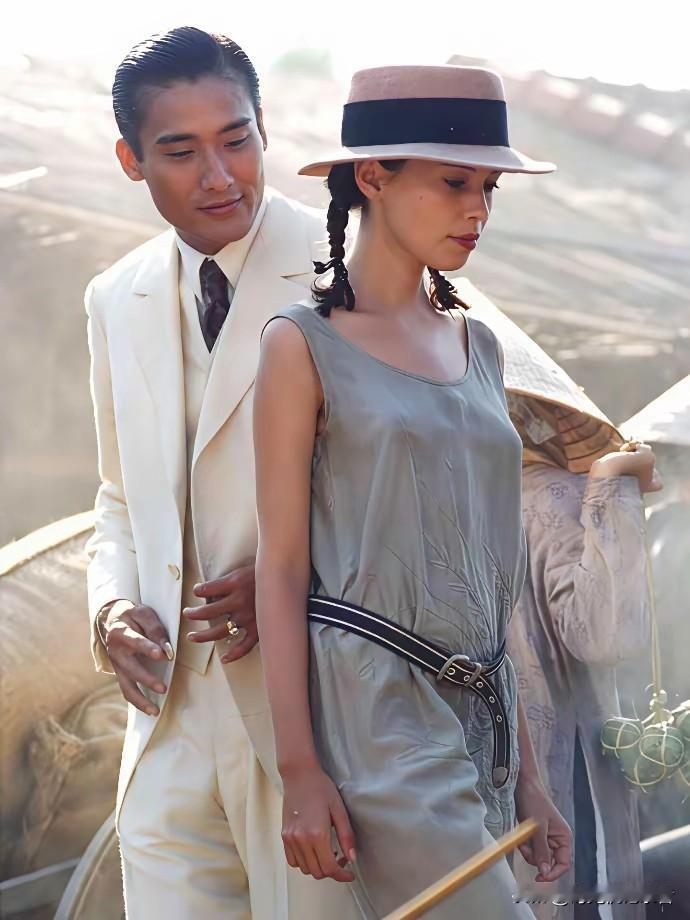 这是梁家辉1992年上映的《情人》电影，那时候梁家辉真是满满的荷尔蒙感觉，但是因