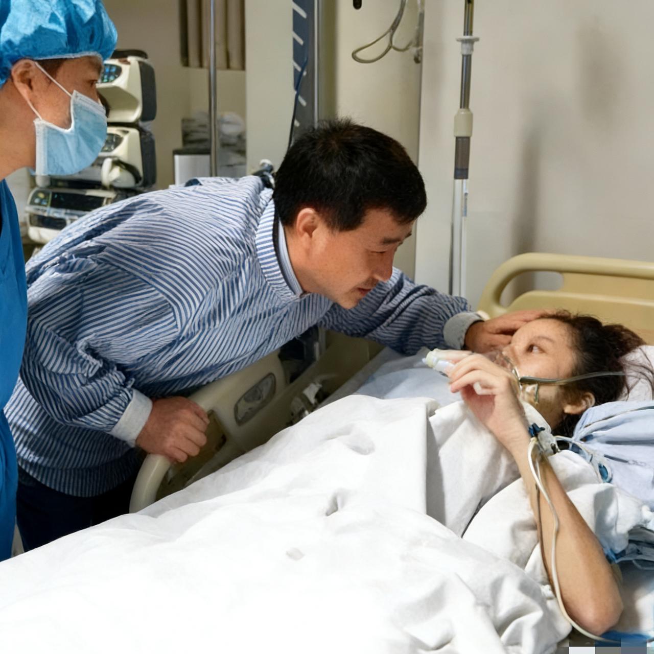 2015年，歌手姚贝娜病重期间，主治医生前来查房，一张罕见的留影，镜头中的她身上