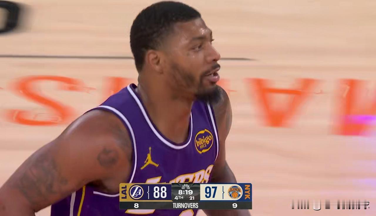 谁能拯救一下湖人大将斯玛特的投篮？在今天湖人客场以100：112输给尼克斯的比赛