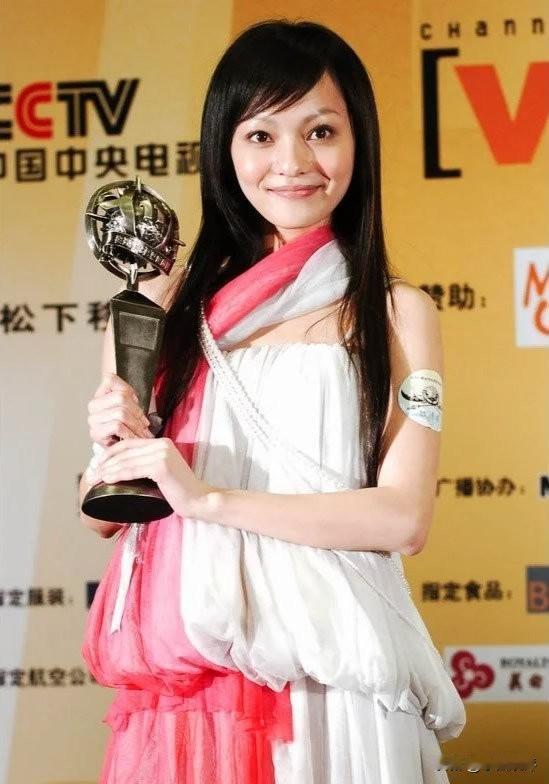 张韶涵的旧照。很多人知道张韶涵歌声清澈、演戏动人，但可能不太了解她年少时家庭生活