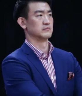 全场拿到50分的布朗，最后一攻持球让古徳温抢继，投进读秒绝杀3分。最终上海久事以