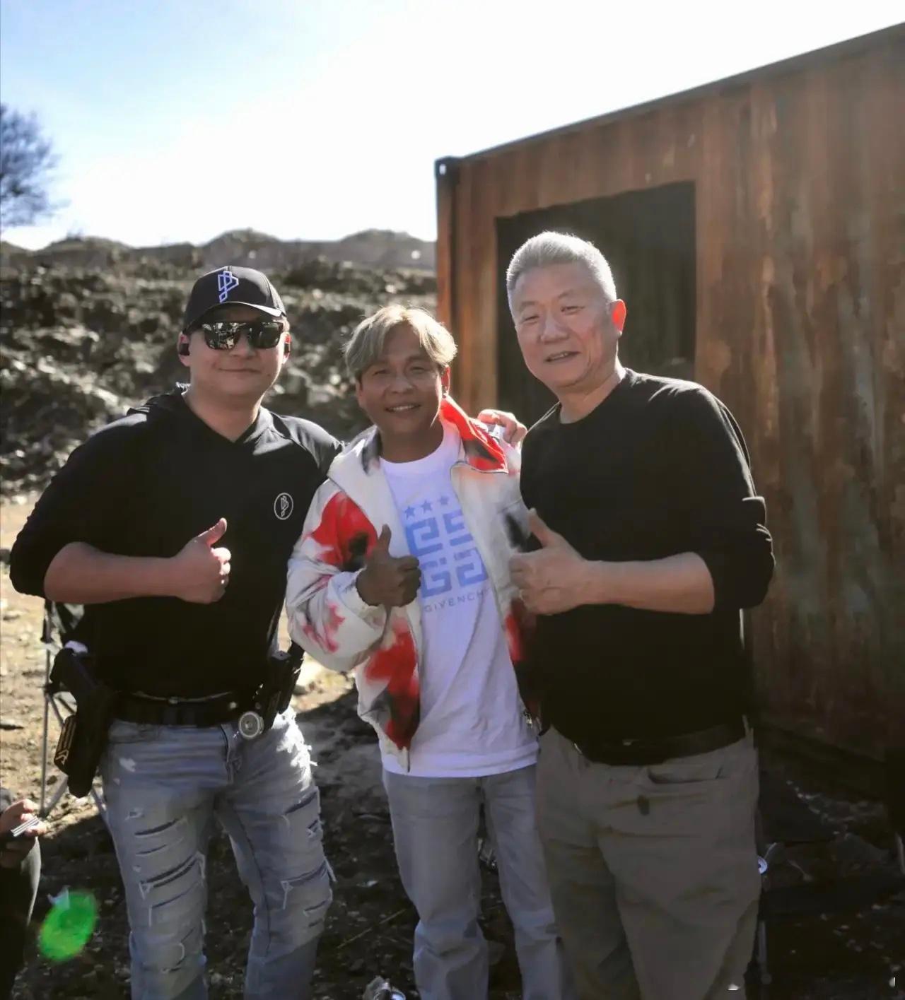 宋小宝现身美国郊外，和朋友们一起玩射击，手拿真枪，看起来好霸气，这次露面，他染了