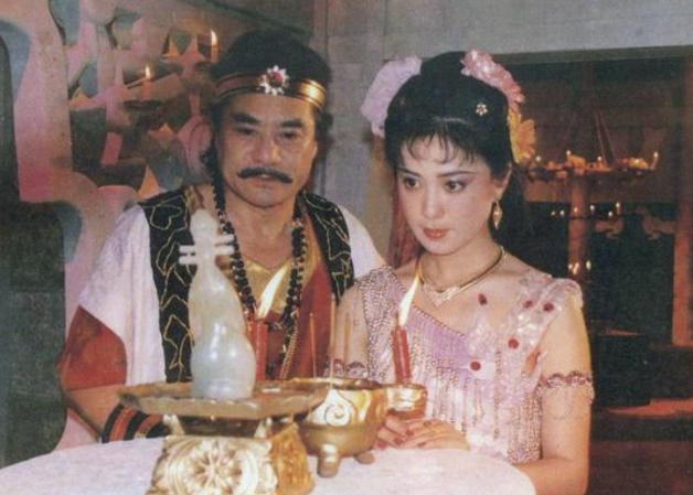 1990年拍摄《封神榜》时，26岁的傅艺伟死活不肯和56岁的达奇拍吻戏，“他太老