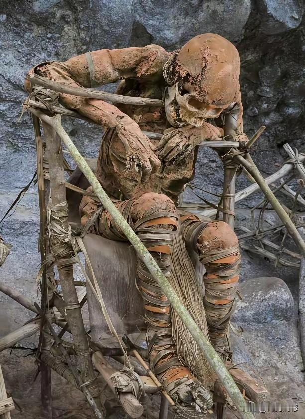 说这也是一种木乃伊，是用一种特殊的熏制方法制成的，能够被制成木乃伊的人，据说在生