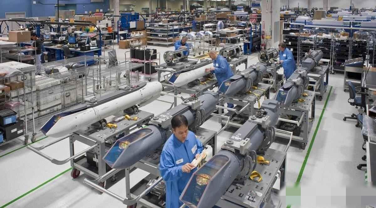 美国悄悄删掉“中国是头号对手”，却派军舰停进柬埔寨港口，背后藏着什么算盘1月