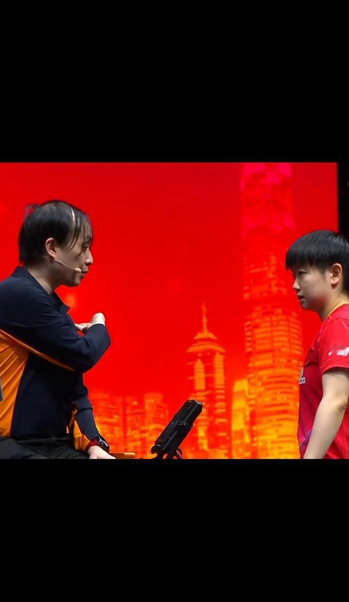 顶尖运动员最狠的一招：关键时刻会“认怂”。莎莎捂着伤处，在场上和裁判沟通。协