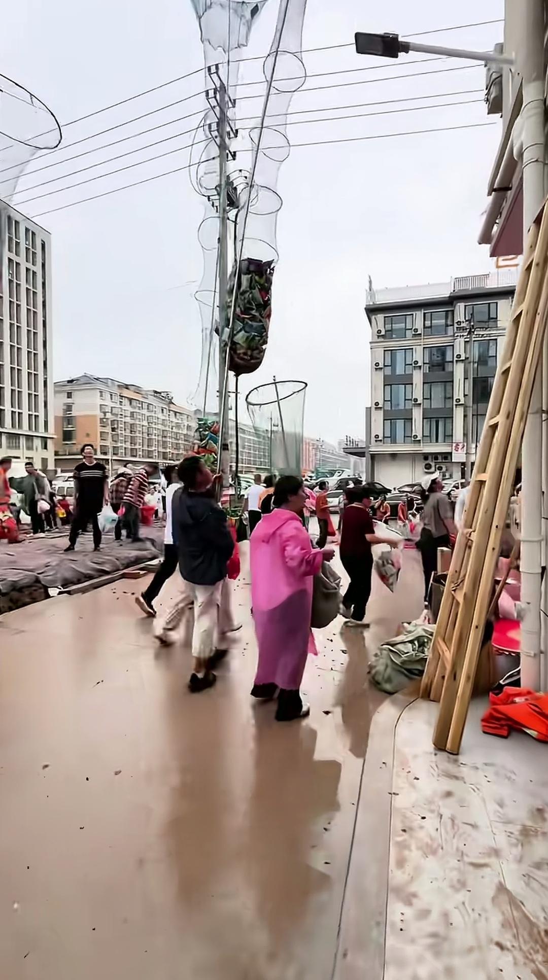 网兜接喜，新“卷王”登场！在义乌新房上梁抢喜的现场，街坊们居然拿出一人高的大网