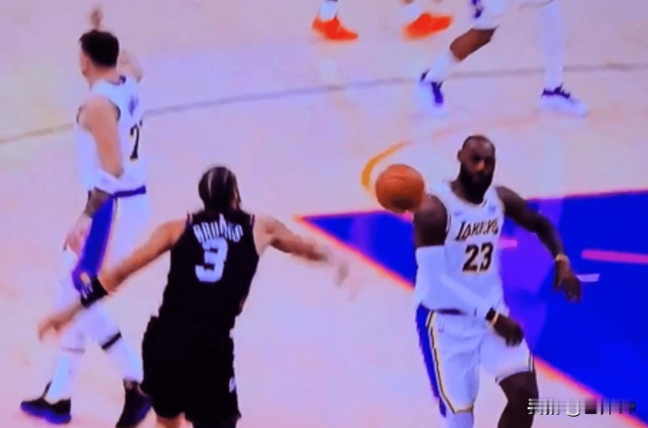 恩怨再升级！狄龙拍球挑衅詹姆斯引冲突，老詹愤怒追讨反吃技犯此次冲突并非偶然，