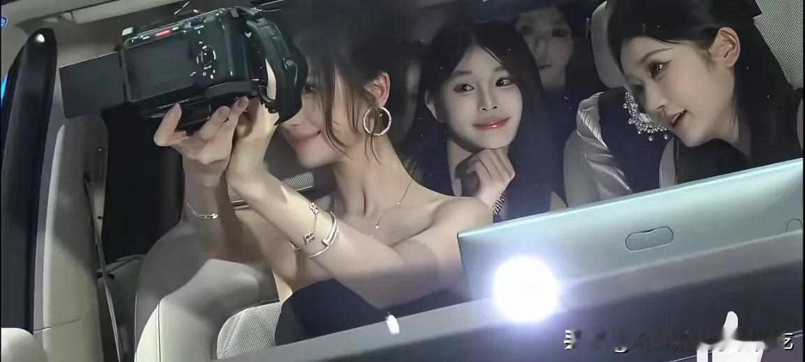 小米雷军估计做梦都没想到，美女效应居然这么火爆！小米汽车不愧是小米汽车，没有流量