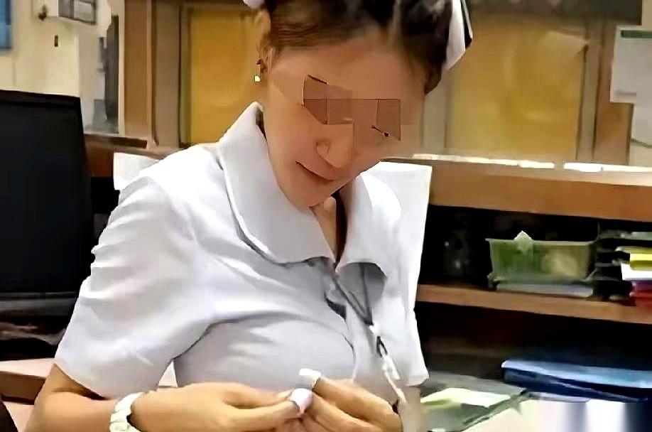 才入职20天，配药室里就剩两个人。男职工的手扯向了21岁实习女生的衣服，非要看她
