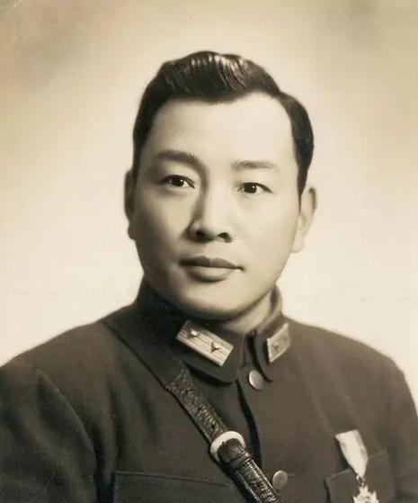 🌛1949年，宋希濂被俘，盯着对面那个27岁的解放军团长，忍不住问：“你是
