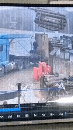 遇到事情，红衣服跟他大爷一个德行
