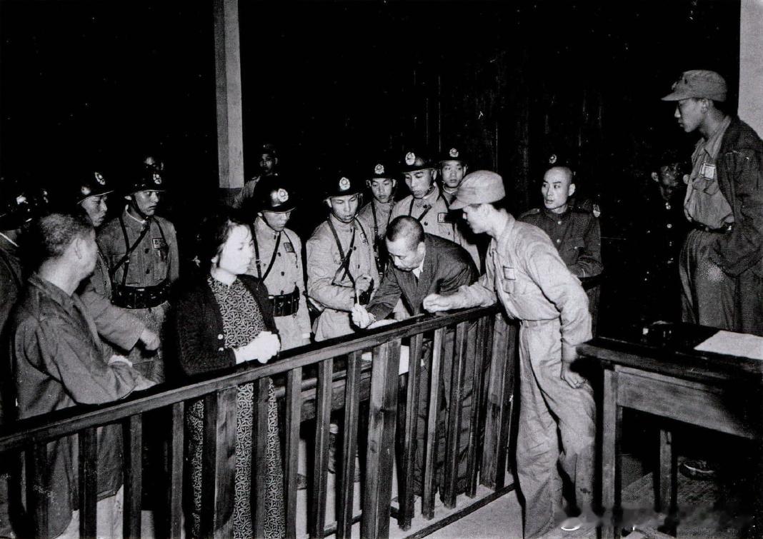 1950年6月台湾，军事法庭栏杆前的中共地下党员（从右至左）：原国民党东南行政长