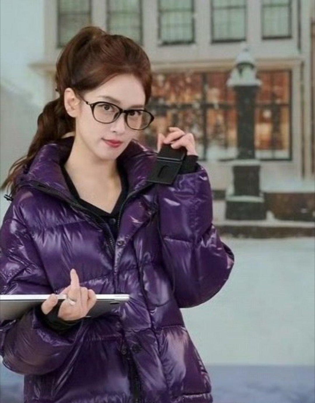 陈昊宇的最新直播生图来了，穿着紫色大棉袄的陈昊宇，显得好小只一个，冬天抱在怀里肯