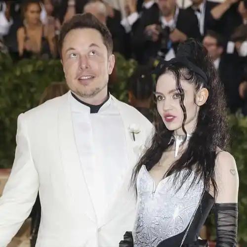 说真的，马斯克这样的情场浪子在中国估计早就被拉下神坛了，搞不好很有可能跟许老板一