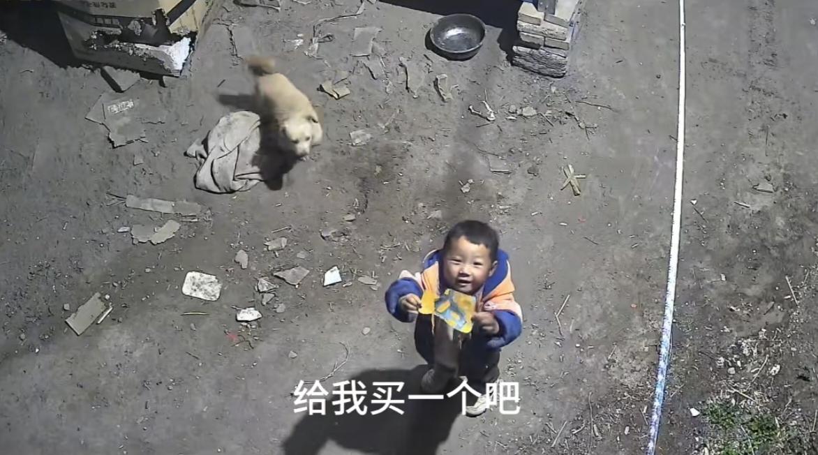 在外地打工的爸爸，通过监控看到4岁的儿子拿着别人丢的玩具包装盒，对着监控喊到：“