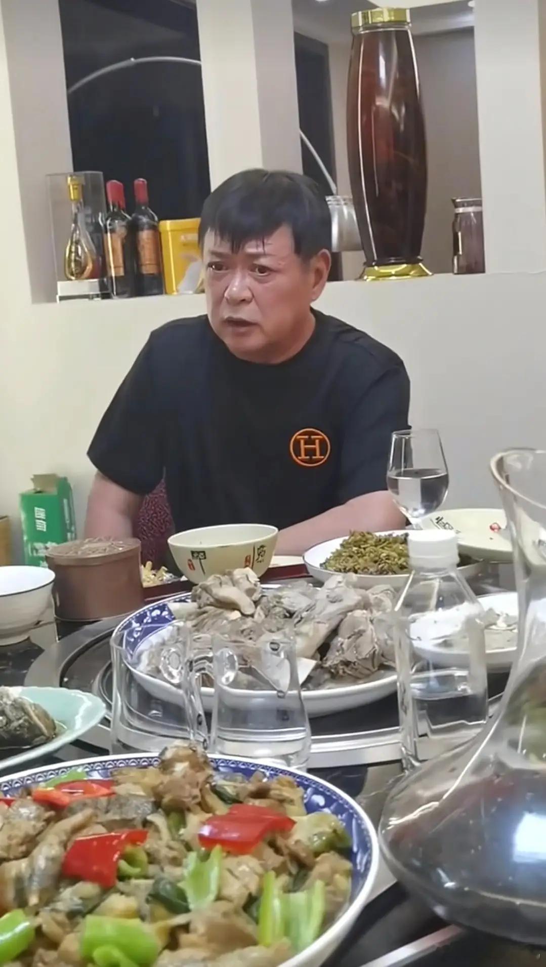 制片人刘念最近发了段聚餐视频，老戏骨们凑一块儿热闹得很。79岁的王奎荣精神头特足