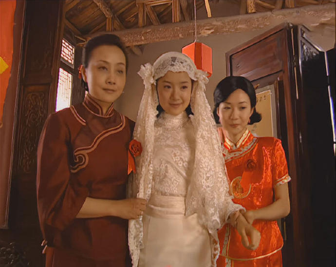 现在才发现冷清秋结婚时的婚纱既丑又廉价，全靠董洁颜值撑着…​​​​