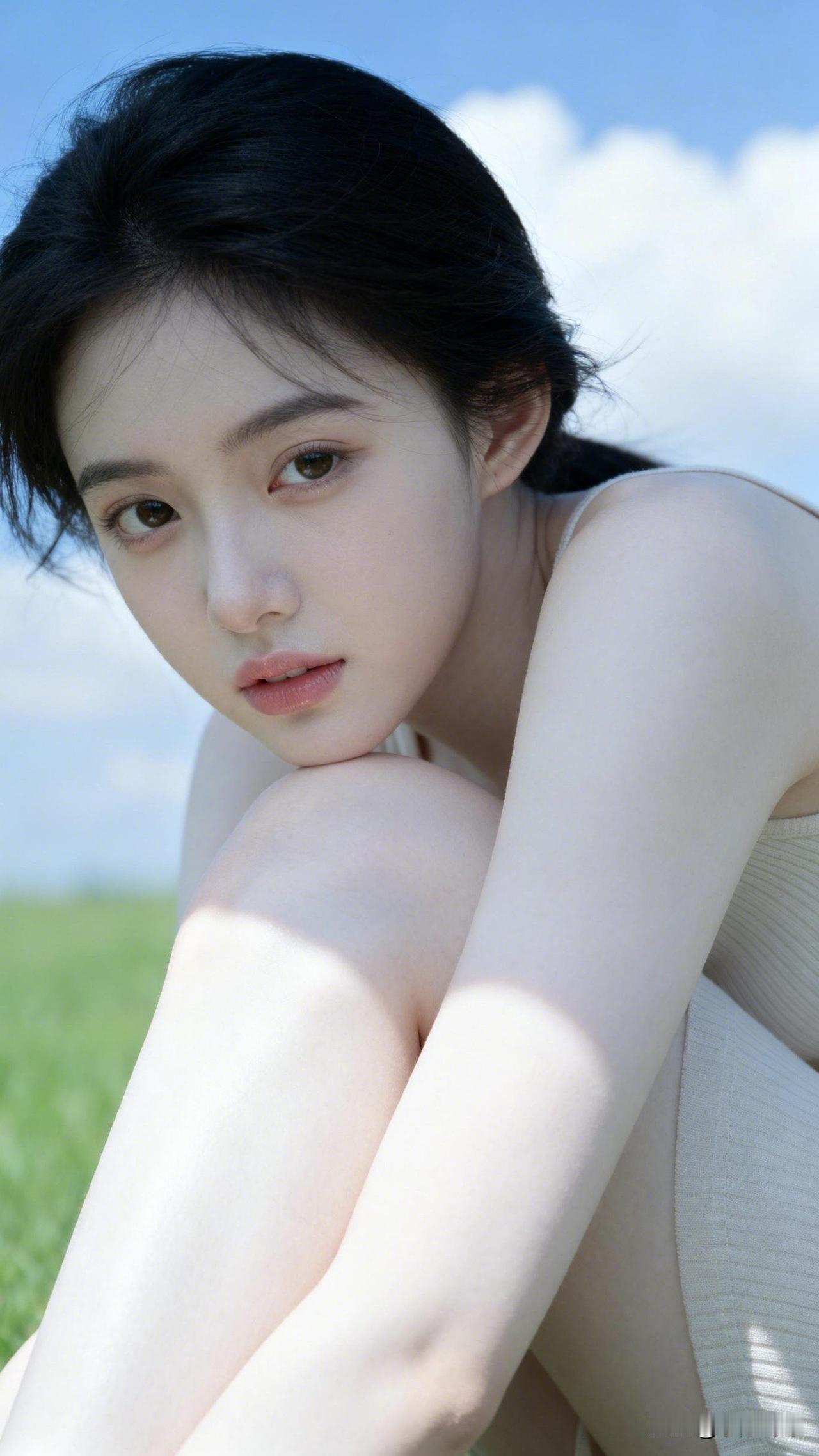 ：古之美人，通常为有钱人家的小姐。而今之美人，我们只叫‘’美丽的姑娘‘’，或者‘