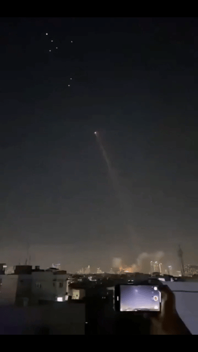 本古里安机场被炸，特拉维夫七层防空网当场失效。很多人以为伊朗只会射几枚象征性导弹