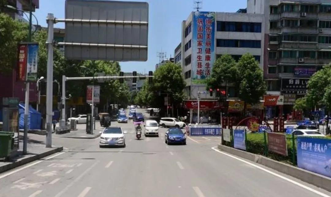 在贵州省的中部，有一座以民风特别厚道而闻名的城市，这座城市的老百姓非常的热情，出