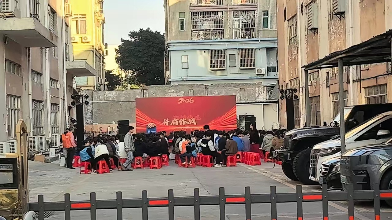 深圳有个公司开年会，咱看看老板们的豪车哈。福特猛禽，200万到300万呢。