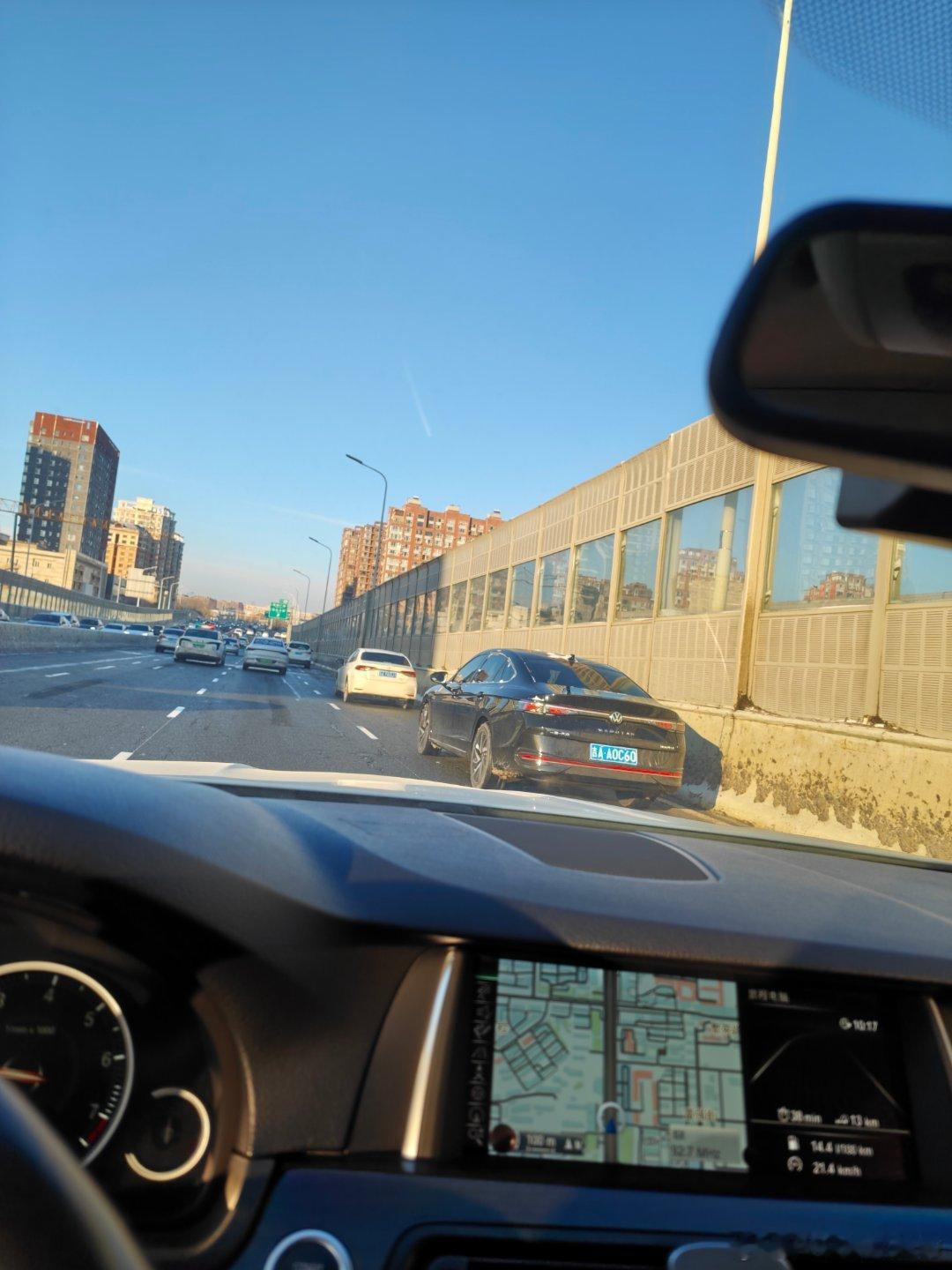 看到这句话我气不打一处来虽然我的五系是老了点这个屏幕边缘的电镀条还在前风挡有成像