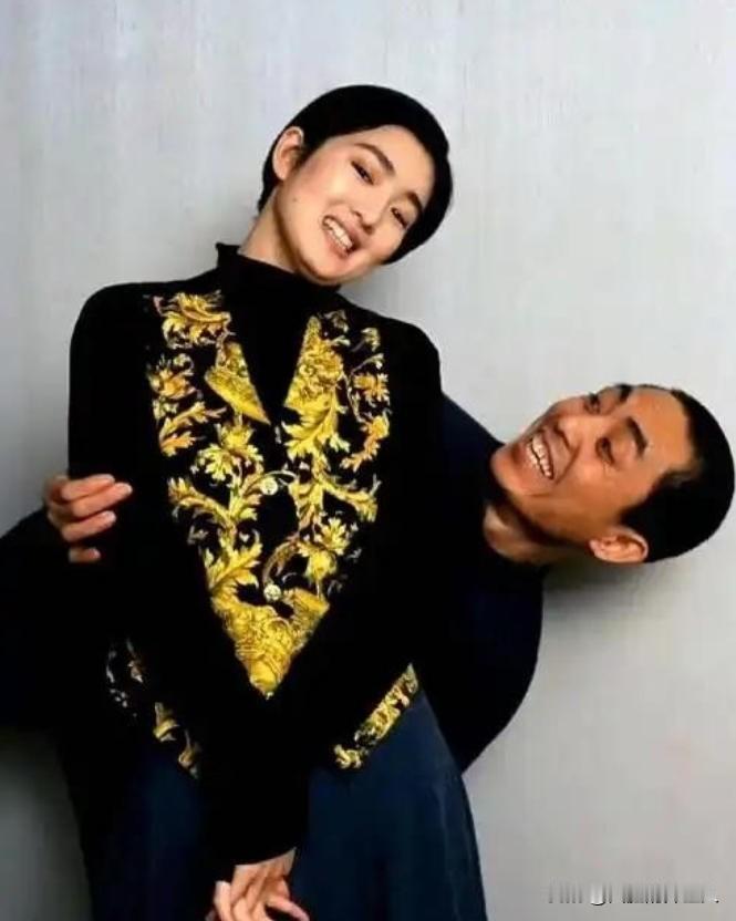 1995年，同居8年后，巩俐卑微地向张艺谋说：“结婚吧，我给你生三四个孩子！”谁